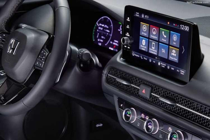 Nếu phiên bản Z hướng đến sự sang trọng thì biến thể Black Style lại là lời hồi đáp dành cho những khách hàng yêu thích sự mạnh mẽ và cá tính. Được phát triển dựa trên nền tảng của bản Z, Honda ZR-V Black Style lột xác với lưới tản nhiệt dạng tổ ong và các chi tiết trang trí màu đen ngọc trai Crystal bao quanh thân xe.