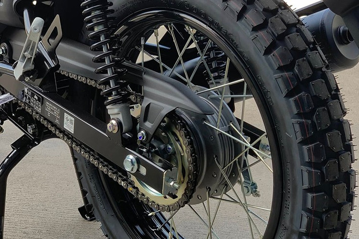 Ở bản 2025, PG-1 vẫn giữ nguyên kiểu dáng tổng thể nhưng được bổ sung bộ tem mới và nhiều lựa chọn màu sắc nổi bật hơn. Nâng cấp đáng chú ý nhất là phanh ABS cho bánh trước, đi kèm đĩa phanh 245 mm cho hai phiên bản Cao cấp và Giới hạn.