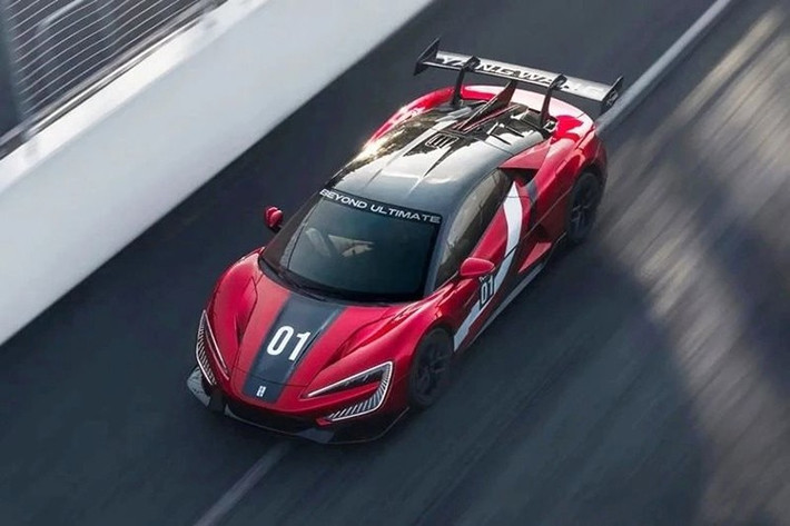 Nội thất xe nổi bật với cụm đồng hồ kỹ thuật số hoàn toàn, bảng điều khiển trung tâm hình chữ T với màn hình cảm ứng dọc, cùng việc sử dụng rộng rãi vật liệu sợi carbon và Alcantara. Ghế ngồi kiểu xe đua và vô lăng đa chức năng càng nhấn mạnh thêm sự tập trung vào hiệu suất.