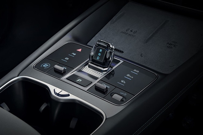 Tại thị trường Trung Quốc, BYD Seal 6 EV có 3 phiên bản. Trong đó, bản tiêu chuẩn sở hữu công suất tối đa 150 mã lực và mô-men xoắn cực đại 220 Nm, cùng phạm vi hoạt động 470 km theo tiêu chuẩn CLTC nhờ pin Blade LFP dung lượng 46,08 kWh.