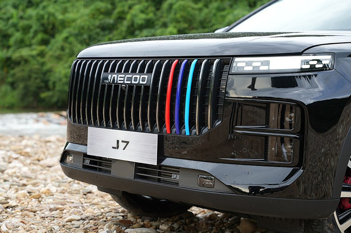 Bên cạnh đó, xe còn sở hữu 7 chế độ lái, bao gồm Normal, Eco, Sport, Snow, Sand, Mud, Offroad. Khoảng sáng gầm 186 mm, góc tới 21 độ, góc thoát 29 độ và khả năng lội nước 600 mm cũng là những thông số đáng chú ý của Jaecoo J7 AWD Individual sắp bán tại Việt Nam.