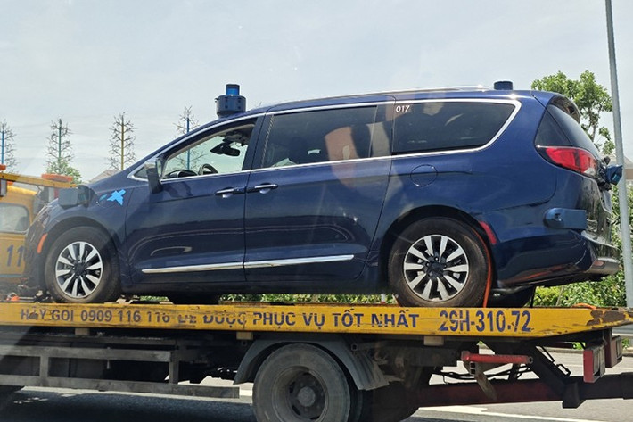 Tại Mỹ, Chrysler Pacifica là lựa chọn phổ biến của các công ty phát triển xe tự lái, điển hình như Waymo – đơn vị con thuộc Alphabet (Google). Việc chiếc minivan này xuất hiện với bộ cảm biến LiDAR tương tự tại Hà Nội củng cố thêm giả thuyết đây là xe phục vụ nghiên cứu hoặc thử nghiệm công nghệ hỗ trợ lái nâng cao (ADAS).