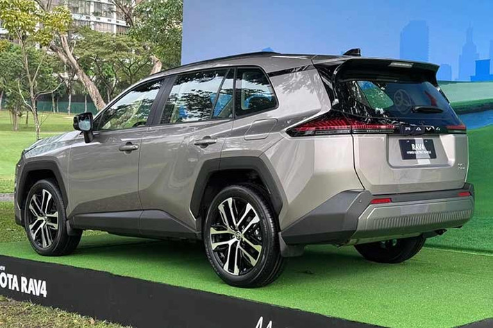Trong khi đó, phiên bản cao cấp RAV4 LTD HEV AWD CVT có giá 2,499 triệu Peso (1,12 tỷ đồng). Riêng tùy chọn màu sơn Platinum White Pearl có giá cao hơn, ở mức 2,514 triệu Peso (1,13 tỷ đồng).