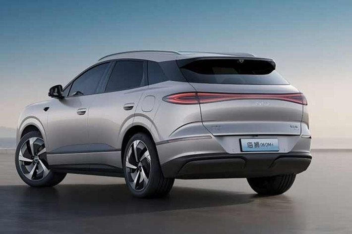 Điểm nhấn đáng chú ý nhất nằm ở hệ truyền động DM-i với sự kết hợp giữa động cơ xăng 1.5L và mô-tơ điện có công suất cực đại lên tới 235 mã lực. Sự kết hợp này không chỉ mang lại khả năng tăng tốc ấn tượng hơn mà còn tối ưu hóa hiệu suất tiêu thụ năng lượng.