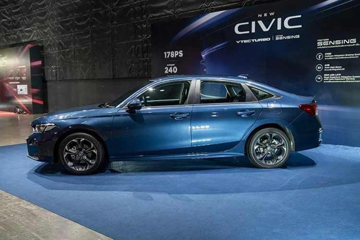 Cả ba phiên bản nâng cấp cho Honda Civic 2026 đều sử dụng chung hệ truyền động e:HEV gồm động cơ xăng 2.0L kết hợp hai mô-tơ điện và hộp số E-CVT. Điều này đồng nghĩa hiệu suất vận hành giữa các cấu hình không có sự khác biệt, đảm bảo trải nghiệm lái tương đồng trong toàn bộ dòng sản phẩm.