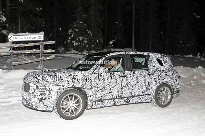 Cản trước tạo hình khỏe khoắn với các hốc gió giả và có thể đi kèm tấm bảo vệ gầm nhằm tăng tính off-road. Kính chắn gió dựng đứng, nắp ca-pô kiểu vỏ sò, vòm bánh xe mở rộng và bộ mâm hợp kim cỡ lớn sơn đen càng nhấn mạnh phong cách địa hình đậm chất G-Class.