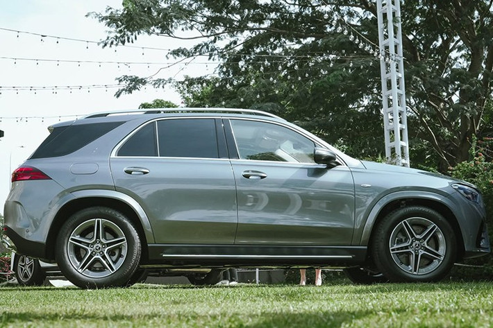 Ngoài ra, xe còn trang bị chế độ lái Hybrid. Khi cần vượt hoặc tăng tốc nhanh, cả động cơ xăng và điện sẽ phối hợp. Khi mức pin thấp, hệ thống tự động chuyển sang chế độ hybrid để đảm bảo vận hành liên tục. Ngoài ra, xe còn trang bị thêm một số chế độ khác như Eco (tiết kiệm), Comfort (êm ái), Sport (thể thao), Individual (cá nhân hóa) và Offroad (địa hình).