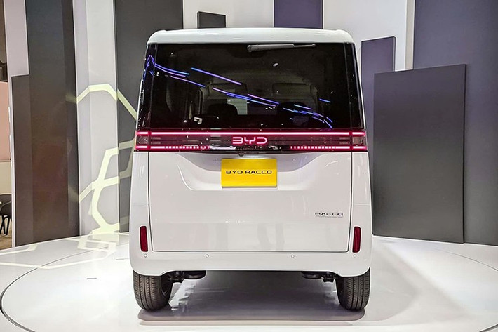 Thân xe bóng bẩy, logo BYD, và một số đèn LED ở cả trước và sau, BYD cảm thấy mức giá 2,6 triệu Yên Nhật là hợp lý. Khoảng 16.775 USD (theo tỷ giá hối đoái hiện tại). Liệu bạn có sẵn sàng chi trả mức giá này cho chiếc Racco không?