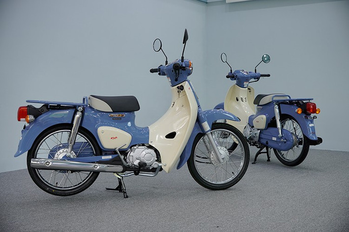 Việc mẫu xe Honda Super Cub 50 Final Edition phiên bản đặc biệt này xuất hiện tại Việt Nam đã thu hút sự quan tâm của giới yêu xe, đặc biệt là các nhà sưu tầm đam mê dòng Cub kinh điển.