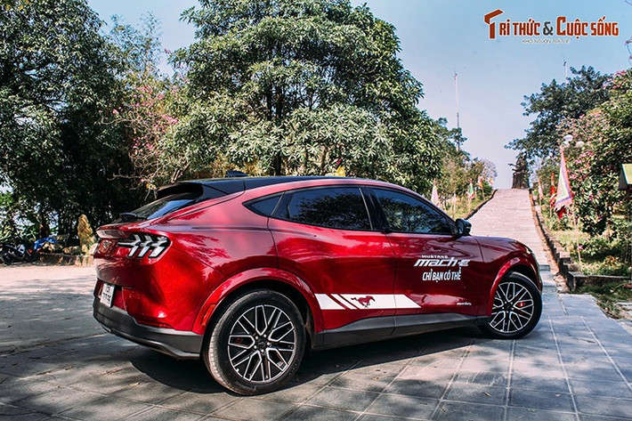 Về ngoại hình, Ford Mustang Mach-E có kích thước tổng thể DxRxC lần lượt 4.713 x 1.881 x 1.627 (mm). Chiều dài cơ sở 2.984 mm. Thân xe trang bị mâm đúc hợp kim nhôm 19 inch với hệ thống phanh Brembo, đi kèm bộ lốp 225/55R19.