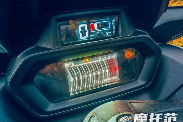 Không chỉ nổi bật với thiết kế, RKM XMAX300 2026 còn được trang bị nhiều tính năng hiện đại. Xe được trang bị hệ thống đèn full LED, Smartkey cho phép khởi động không cần chìa khóa, bảng đồng hồ kỹ thuật số LCD, phuộc ống lồng trước và hệ thống treo khí nén hai bên phía sau.