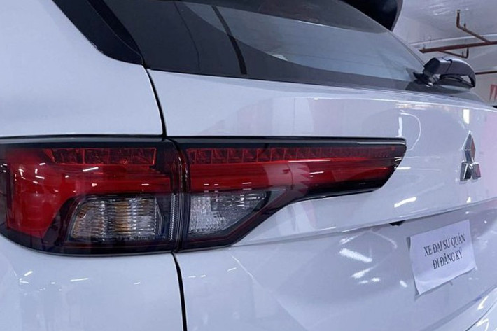 Thân xe được thiết kế vuông vức và góc cạnh, gương chiếu hậu tách khỏi trụ A nhằm tối ưu tầm quan sát. Ở phía sau, cụm đèn hậu mảnh kéo dài kết hợp cụm ống xả mới tạo nên tổng thể cân đối và sang trọng.