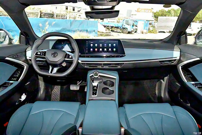 Bên trong khoang lái, MG7 2026 tiếp tục sử dụng bố cục màn hình kép liền mạch. Hệ thống thông tin giải trí hỗ trợ các chức năng trực tuyến, phục vụ cả giải trí và dẫn đường. Điểm nâng cấp đáng chú ý nhất là việc tích hợp mô hình ngôn ngữ lớn AI, giúp cải thiện khả năng giao tiếp tự nhiên bằng giọng nói và mở rộng phạm vi điều khiển bằng giọng nói.