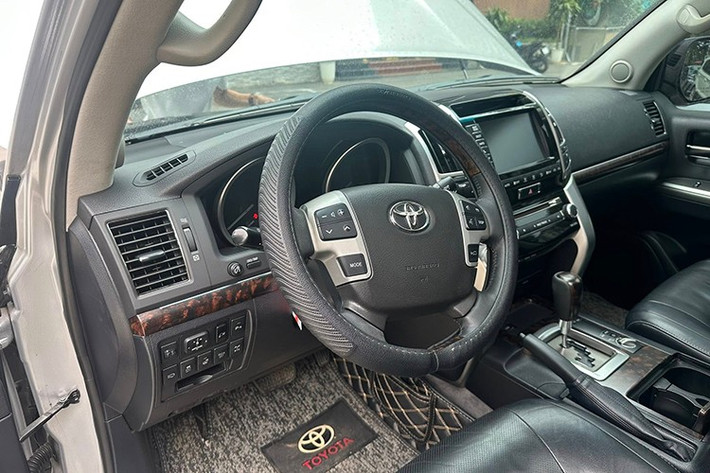 Xe có cấu hình 8 chỗ ngồi với ba hàng ghế. Ghế bọc da đục lỗ cao cấp, ghế trước có chức năng sưởi và làm mát, vô-lăng sưởi chỉnh điện nhớ vị trí. Hàng ghế thứ hai trượt tiến/lùi, gập theo tỷ lệ 40/20/20, giúp tăng tính linh hoạt cho khoang hành lý với dung tích tối đa lên tới 81,7 feet khối (khoảng 2.313 lít).