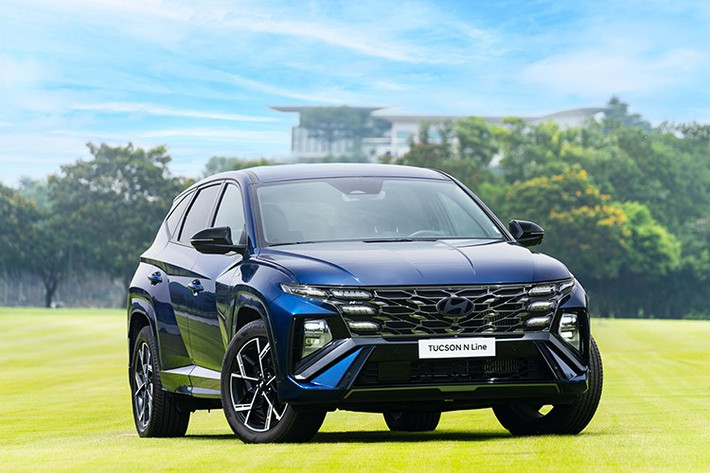 Hyundai Thành Công Việt Nam (HTV) vừa chính thức ra mắt mẫu Hyundai Tucson N Line - phiên bản thể thao của dòng SUV hạng C - tại thị trường trong nước. Mức giá đề xuất là 989 triệu đồng (đã bao gồm thuế VAT).