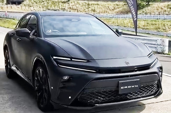 Tại thị trường Nhật Bản, phiên bản đặc biệt mới của Toyota Crown Estate có giá khởi điểm 8,9 triệu Yên, tương đương 1,6 tỷ đồng theo tỷ giá hiện tại. Dù Crown Estate đang được bán tại thị trường Bắc Mỹ với tên gọi Crown Signia nhưng phiên bản độc đáo với lớp sơn đặc biệt này sẽ chỉ dành cho quê nhà Nhật Bản.