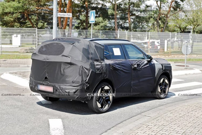 Ngoài ra, Tucson 2027 mới còn có thêm cả bản chạy điện mở rộng phạm vi EREV (320 mã lực). Đặc biệt, phiên bản hiệu suất cao Tucson N cũng đang được phát triển, cạnh tranh trực tiếp với Toyota RAV4 GR Sport.