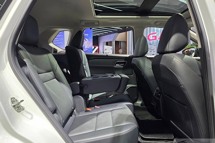 Màn hình trung tâm cảm ứng 9 inch hỗ trợ Apple CarPlay/Android Auto không dây, sạc điện thoại không dây và ghế sưởi. Ngoài ra, xe còn được trang bị cốp điện có thể mở bằng cảm biến đá chân, cửa sau mở rộng gần 90 độ, và ghế sau gập một chạm tiện lợi.