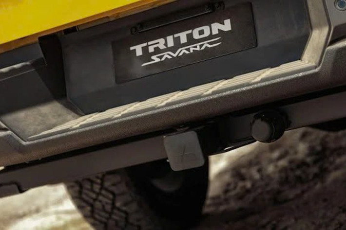 Trang bị tiêu chuẩn của Mitsubishi Triton Savana 2026 gồm có bậc lên xuống kiêm tấm bảo vệ thân xe, giá nóc và ống thở. Sự xuất hiện của ống thở giúp tăng khả năng lội nước từ 500 mm lên 800 mm, mang lại sự tự tin hơn khi vượt suối.