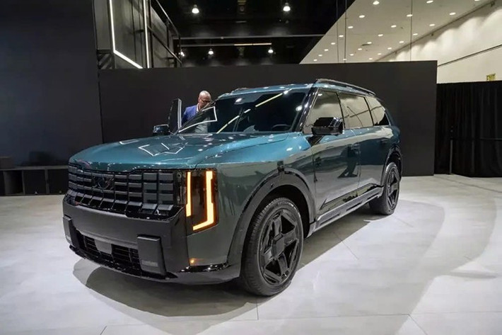 Kia Telluride 2027 cũng được trang bị đầy đủ các hệ thống trợ lái nâng cao ADAS, bao gồm hệ thống kiểm soát hành trình thích ứng, cảnh báo va chạm phía trước tích hợp phanh khẩn cấp tự động, hỗ trợ giữ làn đường, cảnh báo điểm mù và cảnh báo người lái mất tập trung. Xe sẽ được sản xuất tại nhà máy West Point, bang Georgia, Mỹ và mở bán vào quý I năm 2026. Giá bán của Kia Telluride 2027 hiện chưa được công bố.