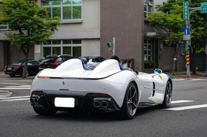 Ferrari không công bố số lượng chính xác, chỉ cho biết Monza SP1 (bản 1 chỗ ngồi) và Monza SP2 (bản 2 chỗ ngồi) được sản xuất giới hạn 499 chiếc toàn cầu.