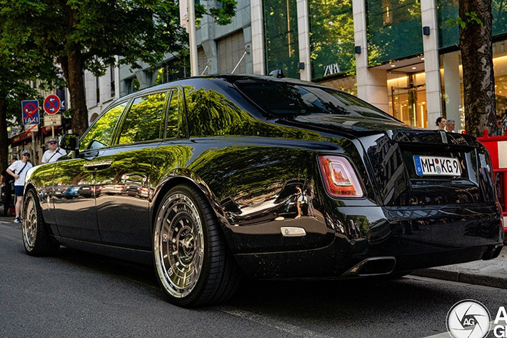 Trong bối cảnh nhiều thương hiệu xe sang như Bugatti, McLaren, Mercedes hay Porsche đều có các hợp tác chính thức với ngành đồng hồ cao cấp, trường hợp này đánh dấu một hướng tiếp cận táo bạo hơn: đưa “mặt đồng hồ” lên chính ngoại thất của xe.