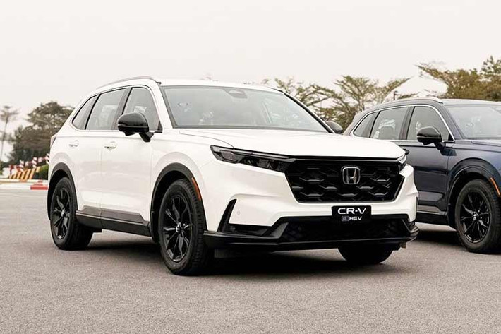 Honda Việt Nam mới đây đã chính thức công bố giá bán mẫu Honda CR-V hybrid 2026 bản lắp ráp tại Việt Nam. Cụ thể, phiên bản CR-V e:HEV L giá 1,17 tỷ đồng và phiên bản CR-V e:HEV RS giá 1,25 tỷ đồng. Ngoài ra, khách hàng mua màu đỏ sẽ phải trả thêm 8 triệu đồng.