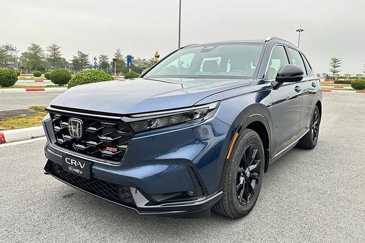 Việc lắp ráp mẫu CR-V e:HEV tại Việt Nam thể hiện định hướng lâu dài của Honda trong việc phát triển ngành công nghiệp ôtô nội địa, đồng thời rút ngắn thời gian cung ứng đến tay người tiêu dùng. Đặc biệt, mẫu xe áp dụng chính sách bảo hành toàn diện với bảo hành tiêu chuẩn 3 năm hoặc 100.000 km, đồng thời gia hạn thêm 2 năm hoặc 50.000 km cho động cơ, hộp số và pin hybrid.