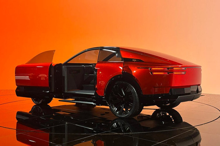 Dù thông số kỹ thuật chi tiết vẫn nằm trong vòng bí mật, nhưng lãnh đạo Toyota đã sớm dập tắt những đồn đoán về một phiên bản Century Coupe chạy điện hoàn toàn. Ông Takashi Uehara, Chủ tịch bộ phận hệ truyền động của Toyota, đã chia sẻ thẳng thắn với truyền thông rằng mẫu xe này chắc chắn sẽ sở hữu động cơ đốt trong.