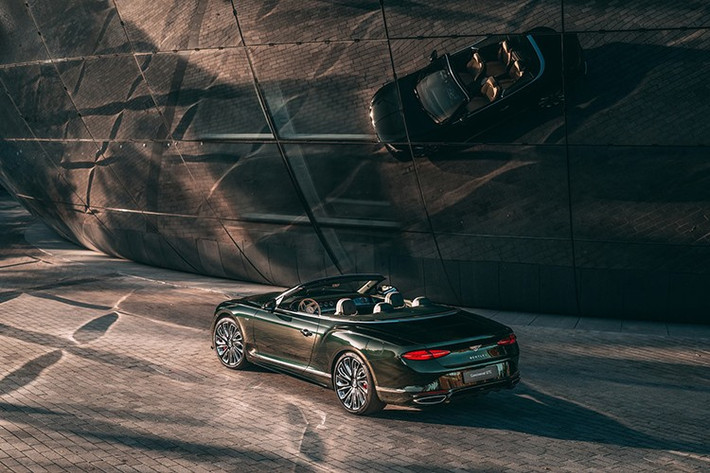 Kiệt tác “The Night Watch” (Đội tuần tra đêm) năm 1642 của Rembrandt là nguồn cảm hứng cho chiếc xe siêu sang Bentley Continental GT Convertible đầu tiên mang màu Midnight Emerald.