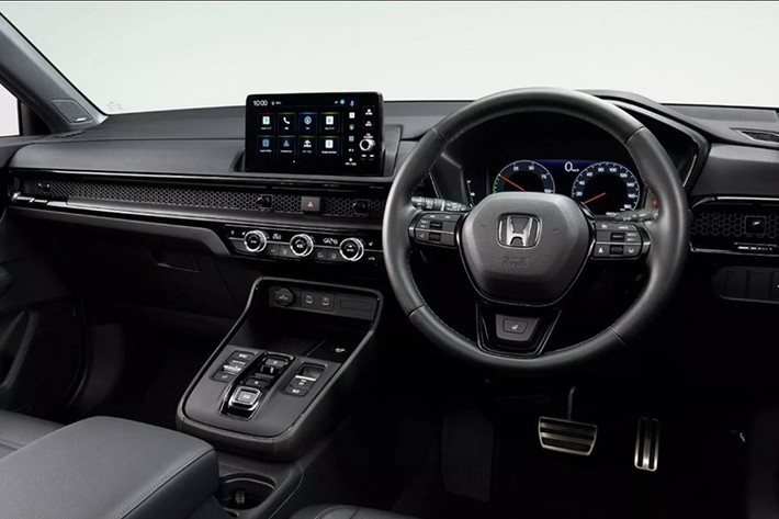 Riêng phiên bản Black Edition được trang bị sẵn hệ dẫn động AWD. Honda chưa công bố thông số cụ thể tại Nhật, nhưng ở châu Âu, hệ thống hybrid này sản sinh công suất tổng khoảng 181 mã lực, mang lại hiệu quả tiết kiệm nhiên liệu đáng kể mà vẫn đảm bảo sức mạnh đủ dùng trong nhiều điều kiện vận hành.