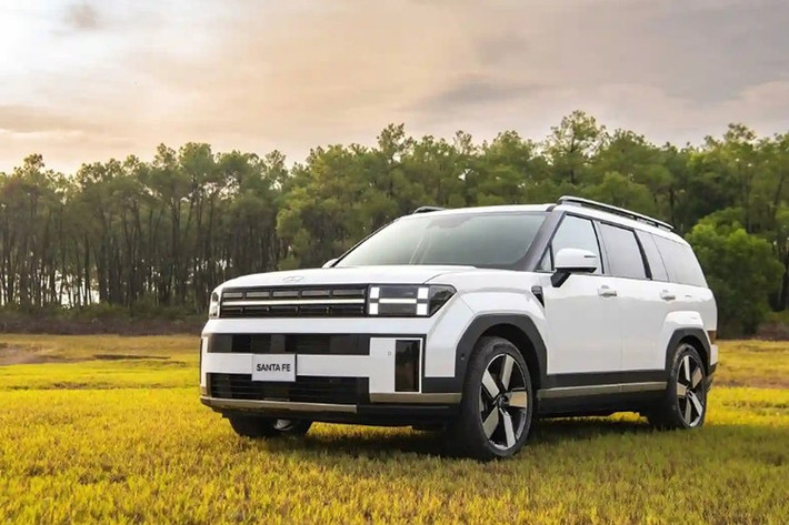 Không hề kém cạnh, Hyundai SantaFe cũng được ưu đãi lên đến 180 triệu đồng. Nếu áp dụng mức giảm tối đa này, giá của các phiên bản SantaFe thuần xăng hiện chỉ còn dưới 900 triệu đồng. Đây được xem là mức giá thấp chưa từng có tiền lệ đối với dòng xe này, đưa một mẫu SUV cỡ D về mức giá ngang ngửa với một số dòng xe ở phân khúc C thấp hơn.