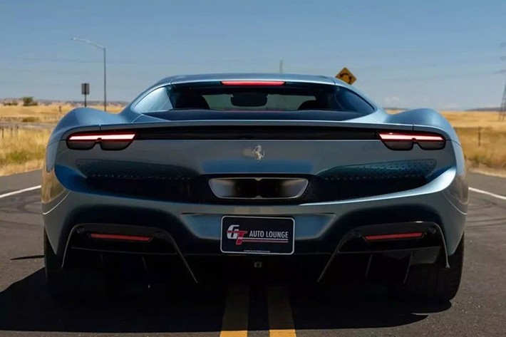 Giám đốc thiết kế của Ferrari, Flavio Manzoni, chịu trách nhiệm cho phần thân xe được chạm khắc tinh xảo. Những đường nét cổ điển tinh tế gợi nhớ đến chiếc Dino 246, trong khi hệ thống khí động học hiện đại đảm bảo lực ép xuống và khả năng cân bằng ở tốc độ cực cao.