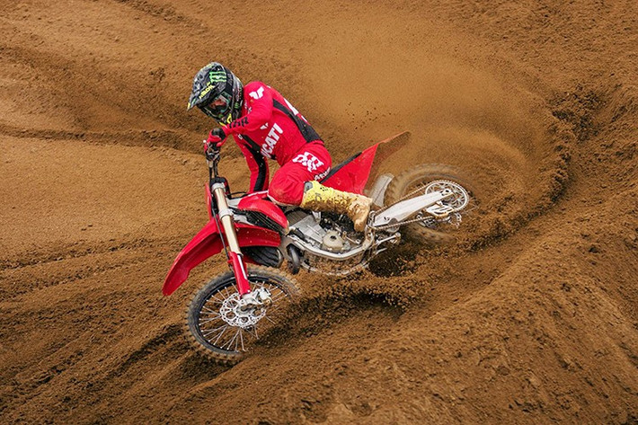 Chiếc xe tiền sản xuất được trưng bày tại EICMA không được lắp quạt tản nhiệt, nhưng với một số đối thủ cạnh tranh có động cơ lớn - chẳng hạn như mẫu xe 450 EXC-F Six Days của KTM - cung cấp bộ quạt tiêu chuẩn.