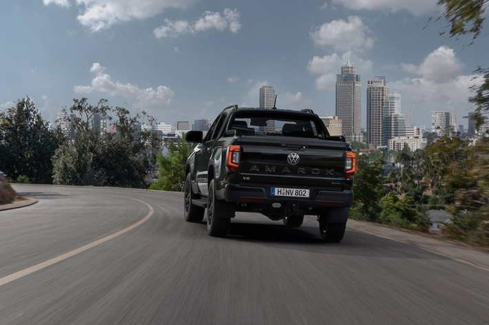 Đối với Amarok Aventura, khách hàng sẽ phải trả tối thiểu 74.971 Euro (87.075 USD - khoảng 2,27 tỷ đồng), và phiên bản cơ sở, Amarok Style, có giá từ 64.499 Euro (74.501 USD - tương đương 1,946 tỷ đồng).