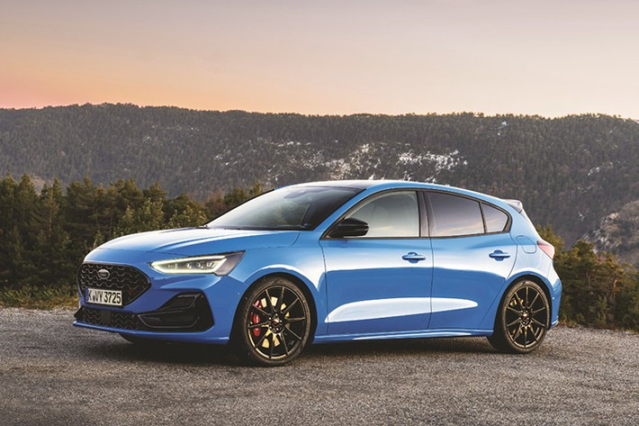 Ford Focus đã chính thức dừng sản xuất khi một chiếc hatchback 5 cửa, lăn bánh khỏi dây chuyền sản xuất tại Saarlouis vào giữa tháng 11/2025. Sau 27 năm, hơn 12 triệu chiếc và di sản là chiếc xe gia đình đáng tin cậy, mang lại cảm giác lái thú vị cho hàng triệu người, nó đã dừng lại cuộc hành trình đáng mơ ước.