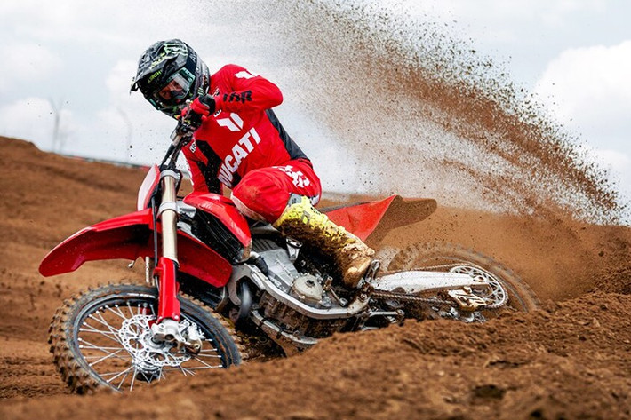 Về hệ thống treo của Ducati Desmo450 MX 2026, phuộc đơn Showa kết hợp với cặp giảm xóc Showa 49mm, có khả năng điều chỉnh hoàn toàn và lớp phủ Kashima.