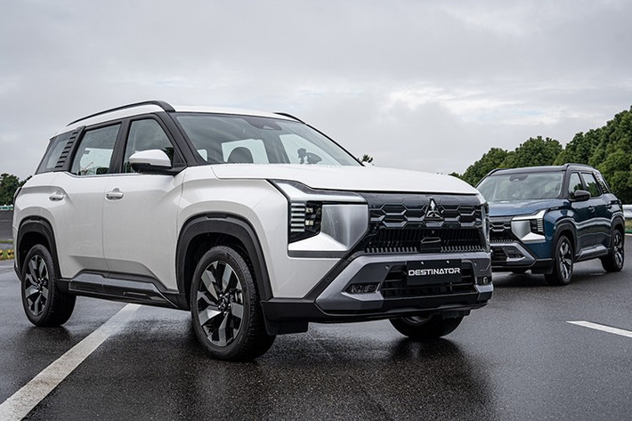 Riêng khách hàng thuộc hạng Bạch kim còn nhận thêm các phiếu ưu đãi dịch vụ khác, nâng tổng mức hỗ trợ lên đến 33 triệu đồng. Chương trình áp dụng cho các khách hàng hoàn tất thủ tục mua xe trong năm 2025, không quy đổi thành tiền mặt.