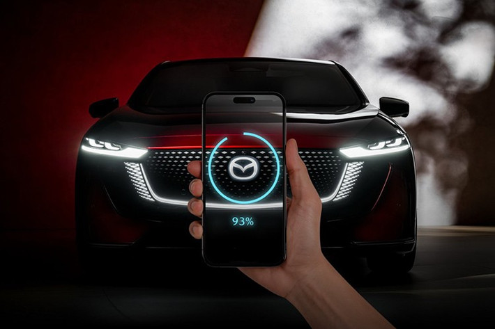 Đây không phải là lần đầu Mazda hợp tác với Deepal: tại một số thị trường như châu Âu và Úc, mẫu Mazda6 cũng đã được thay thế bằng một phiên bản điện hóa mang tên Mazda6e – thực chất là mẫu xe Deepal EZ-6 với logo Mazda.