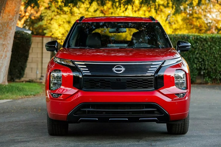 Mức giá xe Mitsubishi Outlander PHEV hiện đang có giá khởi điểm từ 40.445 USD (khoảng 1 tỷ đồng) tại Mỹ. Nissan Rogue Plug-In Hybrid 2026 mới dự kiến có mặt tại đại lý tại Mỹ vào đầu năm 2026.