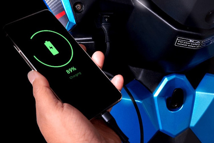 BRUSKY 125 sử dụng động cơ xy lanh đơn loại SOHC làm mát bằng gió, cho công suất tối đa 9.52 mã lực, phù hợp cho việc đi lại trong thành phố. Xe hỗ trợ cả đề điện và cần đạp, mang đến sự linh hoạt trong mọi tình huống.