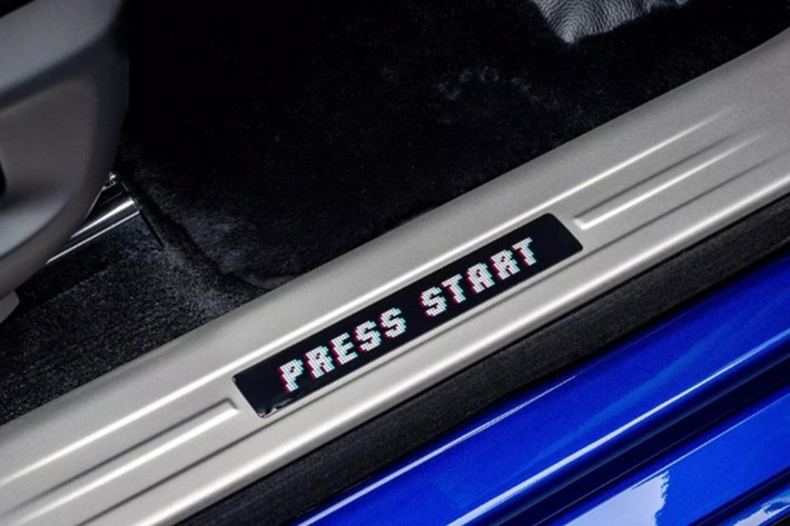 Ghost Gamer sở hữu lớp sơn hai tông xanh và pha lê đặt trên nền đen kim cương, gợi lại hình ảnh máy game arcade cổ điển. Dọc thân xe, đường coachline vẽ tay được nhấn bằng nhân vật Cheeky Alien - một sinh vật ngoài hành tinh được ghép từ 89 ô pixel, mỗi ô rộng 3 mm. Đi kèm là biểu tượng vụ nổ theo phong cách đồ họa 8-bit.