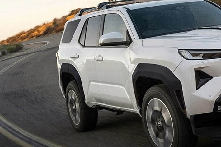 Cụm đèn hậu đặt dọc cùng cửa hậu dày dặn tạo cảm giác bề thế và chắc chắn. Kết hợp với các chi tiết ốp hông và vòm bánh xe mở rộng, tổng thể chiếc SUV mang đậm chất địa hình, phù hợp với định hướng vốn có của Fortuner.