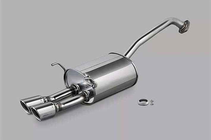 Điểm nhấn đáng chú ý nhất của bản nâng cấp nằm ở hệ thống ống xả thể thao bằng thép không gỉ với hai đầu ra titan, mang lại âm thanh thể thao hơn và tạo dấu ấn thị giác mạnh mẽ. Tuy nhiên, dù sở hữu hệ thống ống xả kép, mẫu xe vẫn không có sự nâng cấp về công suất.