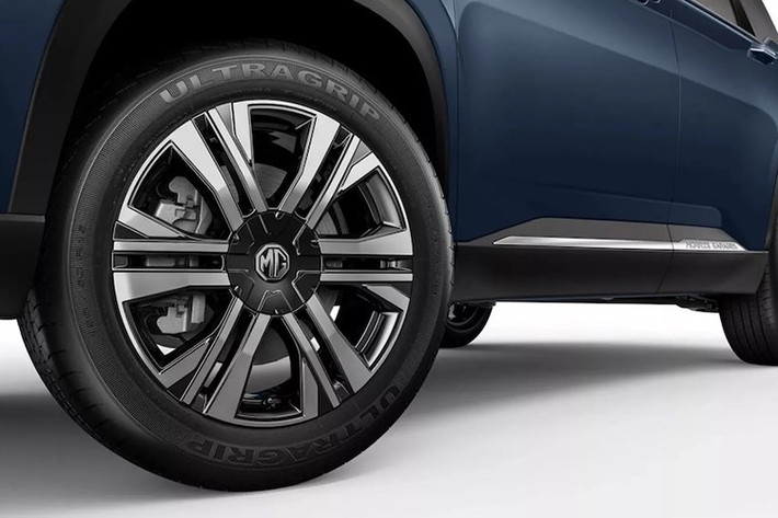 Ngoài ra, tổng thể ngoại hình của MG Hector vẫn quen thuộc. Các yếu tố quan trọng như cụm đèn pha LED tách rời và dải đèn hậu LED trải dài toàn bộ chiều rộng xe vẫn được giữ nguyên. Mẫu SUV này được trang bị bộ mâm hợp kim 18 inch mới, cùng với bảng màu bổ sung thêm hai sắc thái Xanh Celadon và Trắng Ngọc Trai.