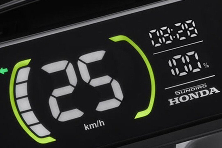 Cụm đồng hồ này cũng có thể kết nối với smartphone để đưa tới những trải nghiệm hiện đại. Hệ thống đèn LED toàn phần cải thiện khả năng chiếu sáng và tăng mức độ an toàn khi di chuyển ban đêm.