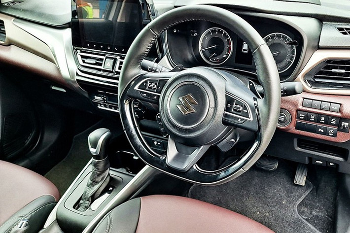 Xe có hai tùy chọn động cơ. Trong đó, phiên bản GL sử dụng máy xăng K15B 1.5L hút khí tự nhiên, cho công suất 103 mã lực và mô-men xoắn 138 Nm, đi kèm hộp số sàn 5 cấp hoặc tự động 4 cấp.