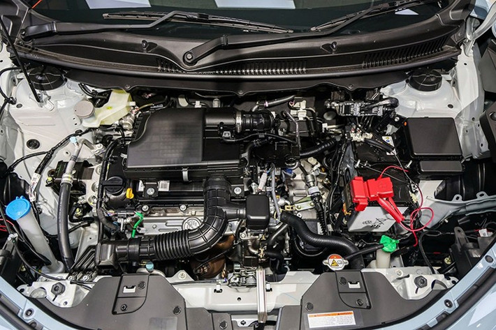 Hai phiên bản GX và SGX cao hơn sở hữu hệ truyền động mild hybrid, trong đó có động cơ xăng K15C 1.5L hút khí tự nhiên, cho công suất tối đa 99 mã lực tại 6.000 vòng/phút và mô-men xoắn cực đại 135 Nm tại 4.400 vòng/phút.