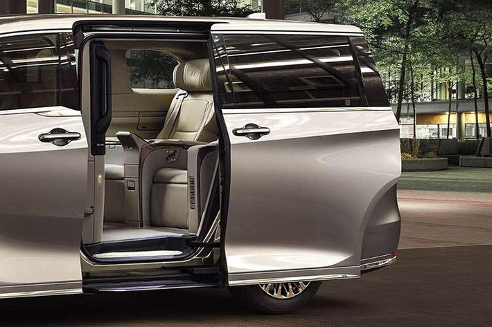 Mức giá xe Lexus LM500h 2026 làn này cao hơn 200.000 yên so với trước, trong khi bản Executive trước đó cũng đã được điều chỉnh tăng thêm 100.000 yên. Dù LM đã là một trong những mẫu minivan xa xỉ nhất của Lexus, vị thế này trong tương lai có thể phải đối mặt với thách thức từ chính nội bộ hãng.