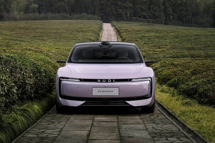 Xe sở hữu kích thước dài 4.870 mm, rộng 1.990 mm, cao 1.460 mm, chiều dài cơ sở 2.950 mm, định vị trong phân khúc sedan hạng trung. Ngoại thất nổi bật với phong cách fastback hiện đại, đúng kiểu xe điện tương lai.